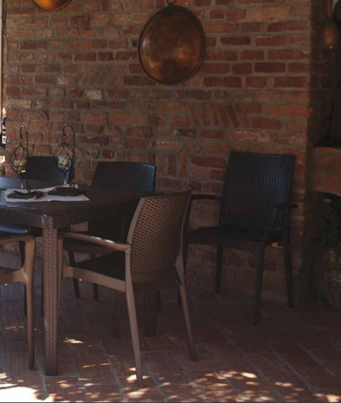 Sedia da esterno antracite effetto Rattan con braccioli ambientato in spazio living con arredi coordinati - Exagonshop