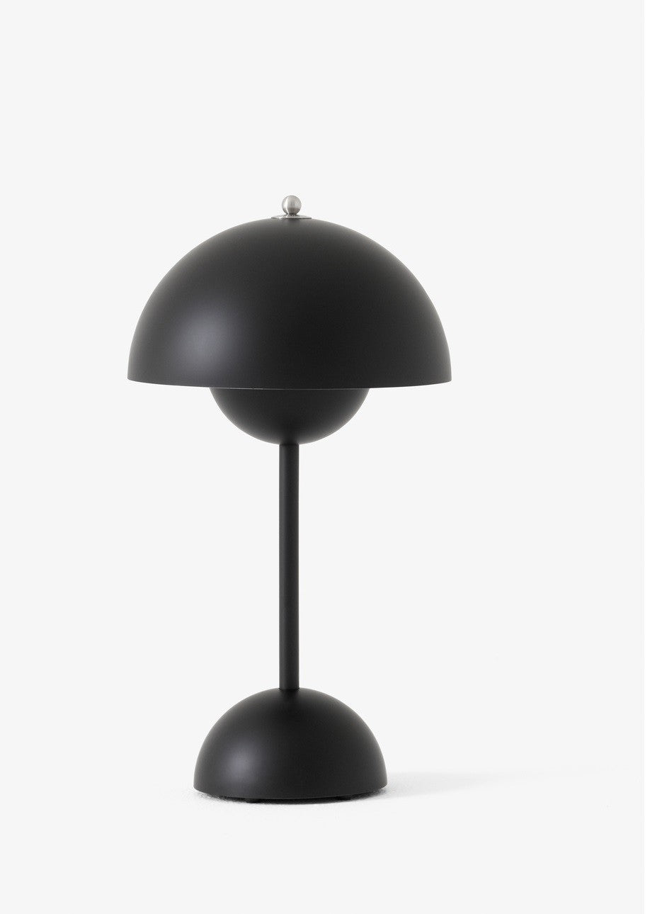 &Tradition Flowerpot VP9 Lampada ricaricabile da interno, vista posteriore con attacco elettrico