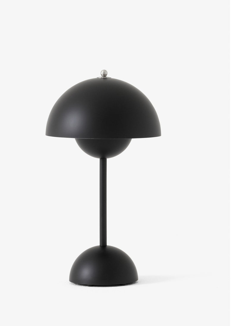 &Tradition Flowerpot VP9 Lampada ricaricabile da interno, vista posteriore con attacco elettrico