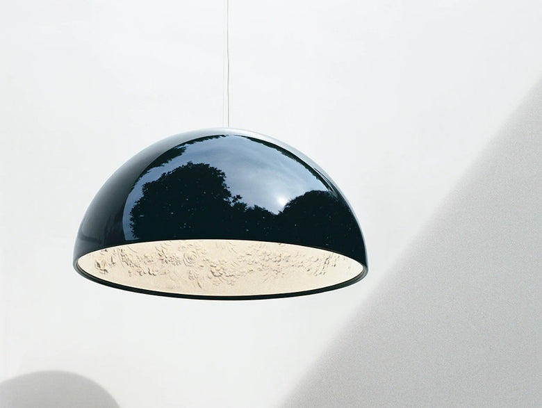 Flos Skygarden 2 Lampada 90 cm sospesa Nero lucido accesa in ambiente, design e diffusione della luce