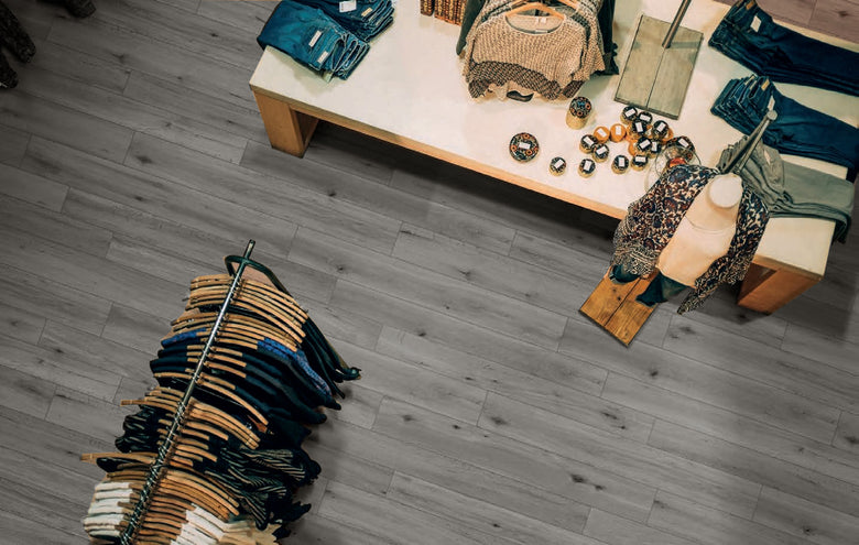 Pavimento 13x100 10x100 effetto parquet in gres, superficie e texture ravvicinata del gres