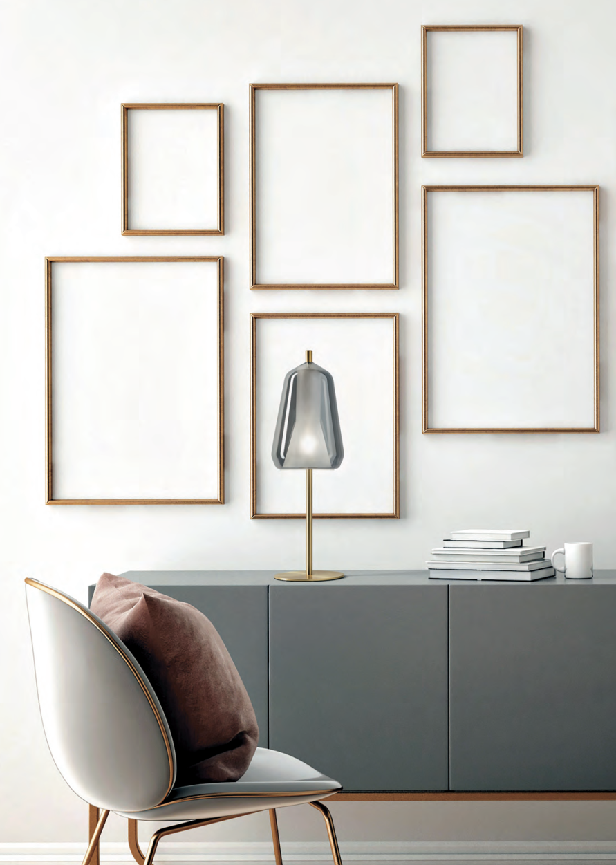 Miloox Xray Lampada da tavolo vetro fume e oro spazzolato accesa in ambiente, design e diffusione della luce