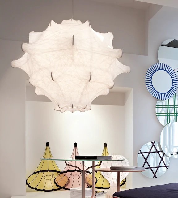 Flos Taraxacum 2 Lampada 87 cm a Sospensione Cocoon Bianco in resina accesa in ambiente, design e diffusione della luce