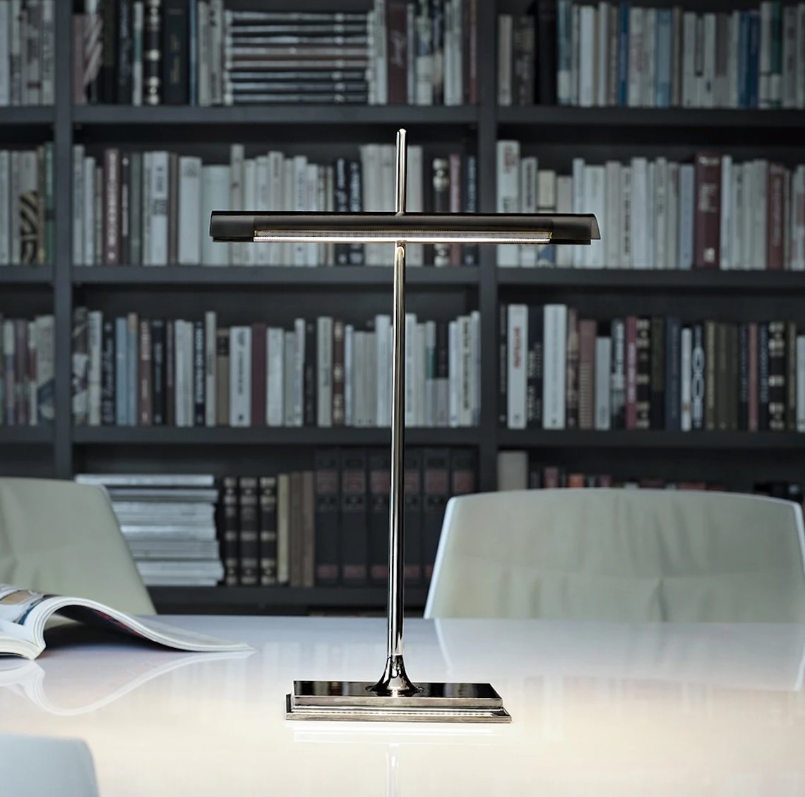 Flos Goldman Lampada scrivania nero fume con sensore ottico Nerofume in alluminio accesa in ambiente, design e diffusione...