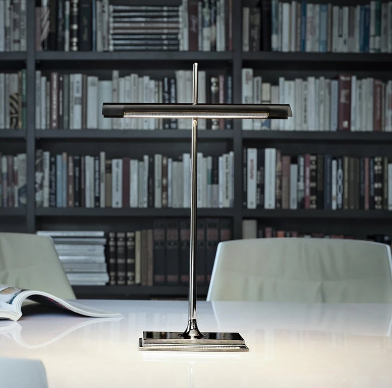 Flos Goldman Lampada scrivania nero fume con sensore ottico Nerofume in alluminio accesa in ambiente, design e diffusione...