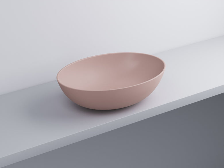 Cielo Eco Small Bacinella 58x42 Ovale Da Appoggio Senza in ceramica ambientato su piano bagno con accessori