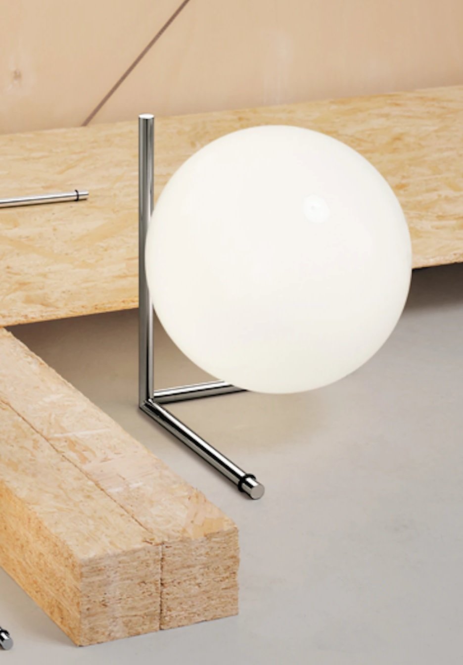 Flos IC Lights Table 2 Low Lampada da comodino cromo spenta, dettaglio del corpo lampada e dei materiali