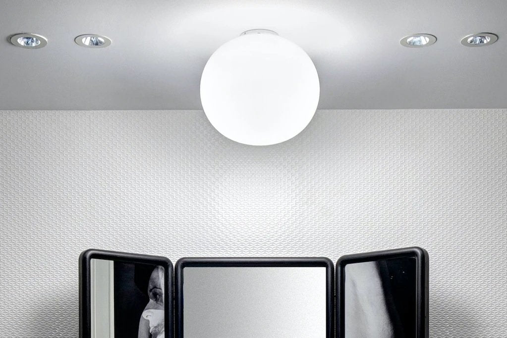 Flos Glo-Ball Ceiling 2 Lampada 45 cm parete soffitto bianco accesa in ambiente, design e diffusione della luce