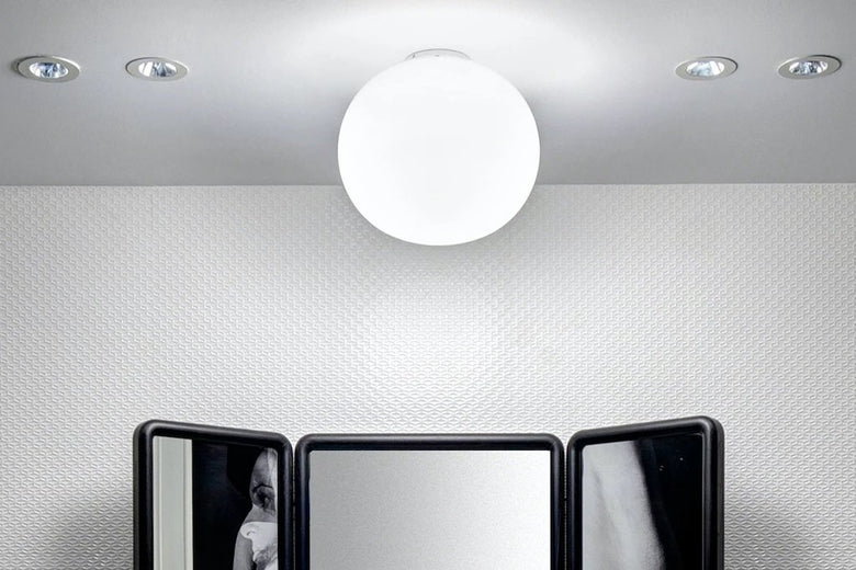 Flos Glo-Ball Ceiling 2 Lampada 45 cm parete soffitto bianco accesa in ambiente, design e diffusione della luce