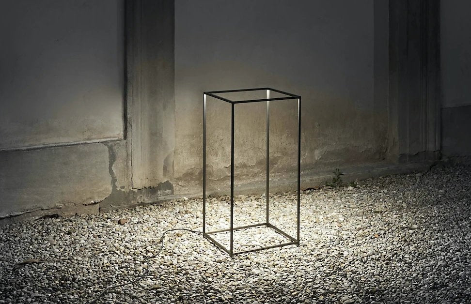 Flos Ipnos Outdoor Lampada 70 cm da esterno nero satinato in alluminio accesa in ambiente, design e diffusione della luce