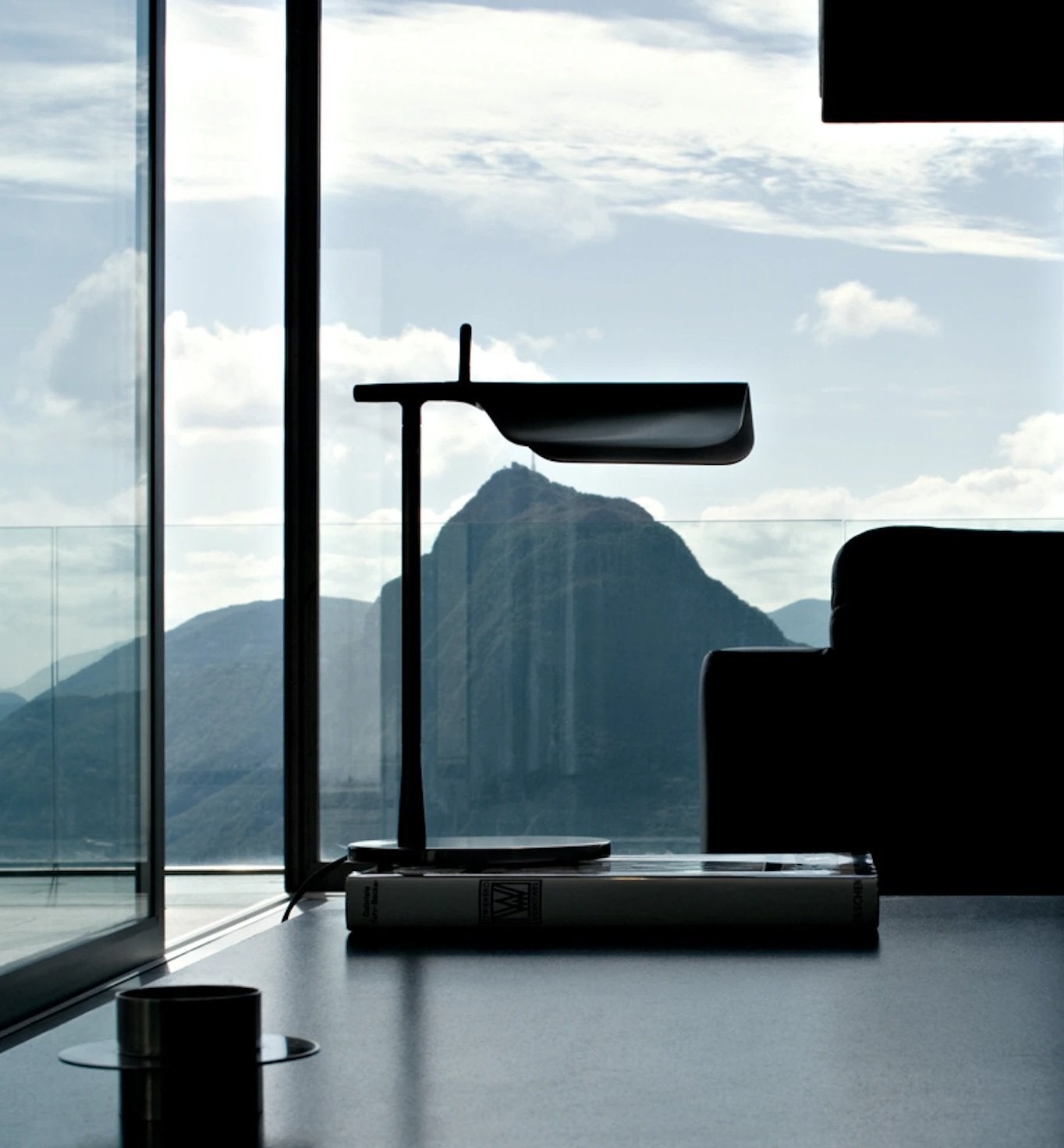 Flos Tab Table Lampada scrivania nero spenta, dettaglio del corpo lampada e dei materiali