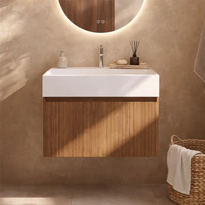 Mobile lavabo in legno con specchio retroilluminato e luce naturale